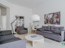 Huoneiden välinen kulkuaukko avattavissa poistamalla kirjahylly