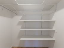 Makuuhuoneessa tilava vaatekaappi