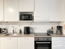 Varustukseen kuuluu integroituna astianpesukone.