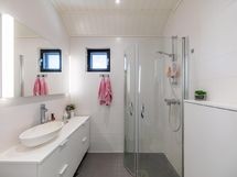 Yläkerran kylpyhuone