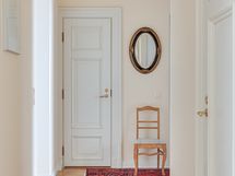 Oikealla vaatehuone