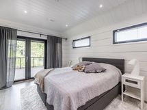 Päämakuuhuoneesta käynti suojaisalle parvekkeelle.