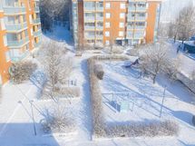 Taloyhtiön leikkipaikka.