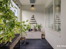 Lasitettu parveke on oiva rentoutumispaikka arjen keskellä.