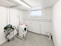 Pyykkihuolto onnistuu tarvittaessa myös kellarikerroksen pesutuvassa.