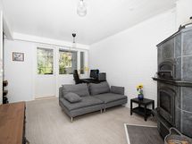 Takkahuoneesta käynti pihalle