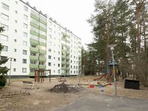 Lasten leikkipaikka Tmt.3 A- ja B-talon välissä