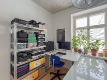 Keittiöstä on näkymät Anjalantielle, luoteen suuntaan.