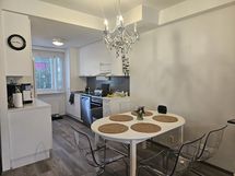 ruokailutila ja keittiö