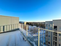 Taloyhtiön kattosaunan terassilla on avarat näkymät.