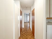 Eteisessä on kaappitilaa.