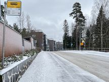Bussipysäkit ovat lähes talon vieressä.