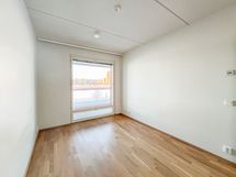 Tässä kodissa on kaksi tilavaa makuuhuonetta merimaisemilla.