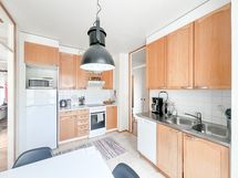 Keittiössä on hyvin kaappi- ja työtilaa sekä astianpesukone