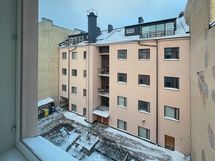 Ikkunasta näkymä sisäpihalle.