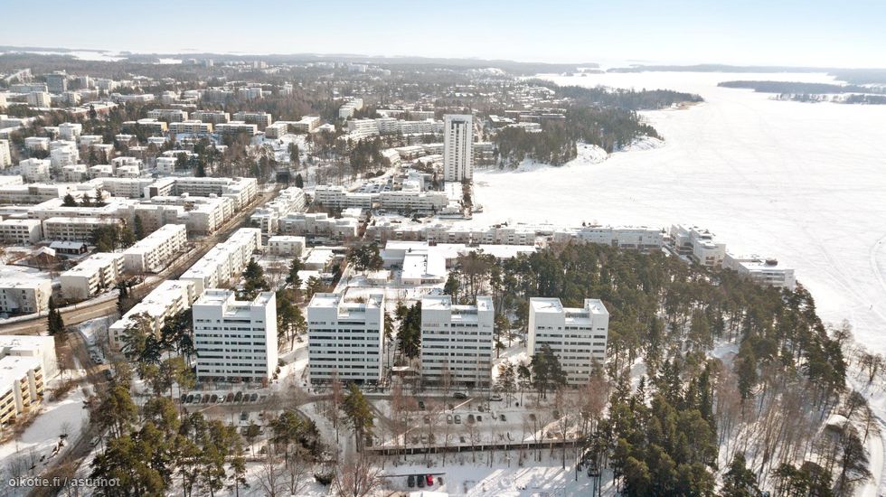 Mereliinen Kivenlahti ja Valpoijun tornitalot edessä
