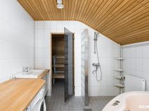 Kylpyhuoneessa on hyvin tilaa pyykinpesulle