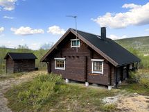Päärakennuksen takapihaa