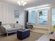 Olohuone ja käynti terassille