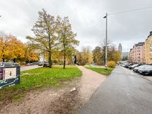 Vieressä mitä upeimmat ulkoilumahdollisuudet, sekä kirjasto.