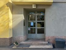 Kulku rappuun sisäpihan kautta.