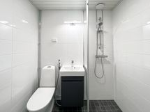 Putkiremontin yhteydessä kokonaan uusittu tyylikäs kylpyhuone.