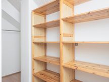 Yläkerran vaatehuone.