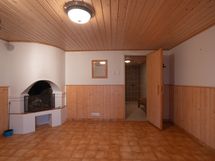 Kellarikerroksen takkahuone