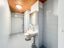 Kylpyhuoneessa on paikka pyykinpesukoneelle, miksei kuivausrummullekin.
