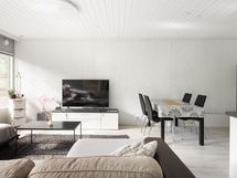 Olohuone aukeaa vehreään pihaan ja puistoon