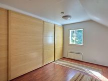 Autotallirakennuksen toinen huone