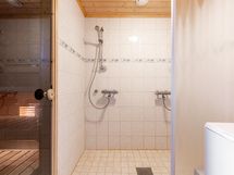 Kph ja sauna alakerrassa