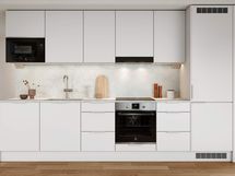 Visualisointi lisähintaisesta Kaisla-keittiötyylistä, jossa on mattavalkoiset kaapit, valkoiset vetimet sekä kvartsinen työtaso ja välitila.