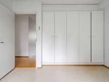 Makuuhuoneessa on rutkasti säilytystilaa.