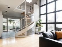 Keskikerroksen olohuonetta korkein ikkunoin