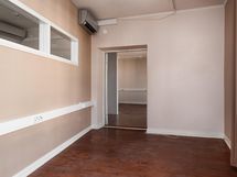 Kevyillä väliseinillä jaettu huone