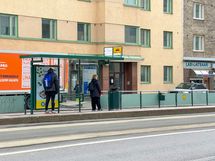 Pysäkki Kansaneläkelaitos on talon lähellä.