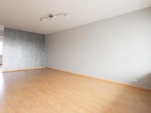 Olohuone keittiöstä kuvattuna