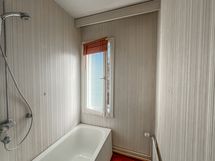 Ikkunallisen kylpyhuoneen amme on mukava paikka rentoutua.