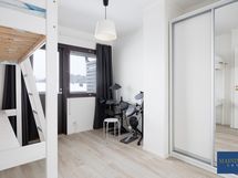 Yläkerran toinen makuuhuone.