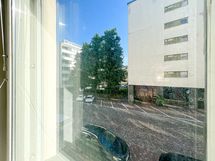 Näkymä toisen kerroksen ikkunasta neljännelle linjalle idän suuntaan.