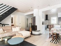 olohuoneessa on varaava takka