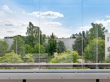 Parvekkeelta näkymä vehreälle sisäpihalle