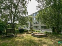 Taloyhtiön piha-aluetta - lasten leikki- ja ajanviettopaikka