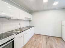 Keittiö on moderni ja kivan kokoinen