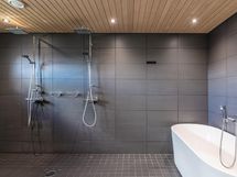 Upea tilava kylpyhuone, jossa myös amme