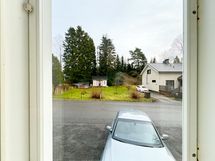 Näkymät keittiön ikkunasta ovat kadulle, idän suuntaan.