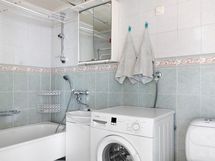 Kylpyhuoneessa paikka pesukoneelle.