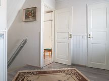 Yläkerran aula. Aulasta käynti parvekkeelle.