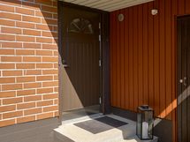 Sisäänkäynnin yhteydessä varasto.